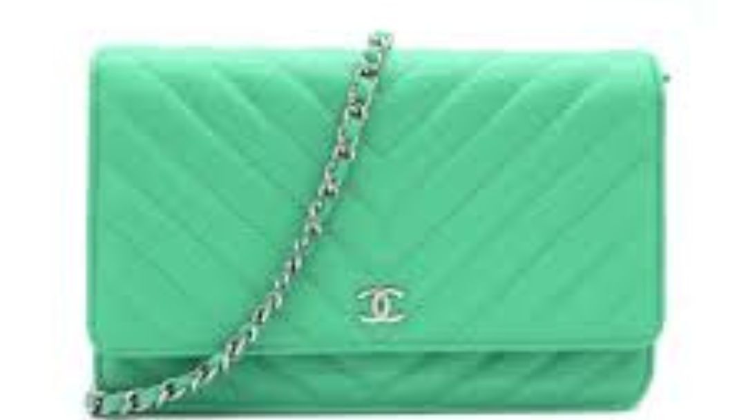 Green Caviar Quilted Chain Tote Bag A Fusion of Elegance and Trend